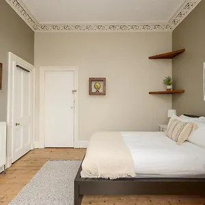 2-bed-old-town-apartment-next-to-castle.edinburghhotelsuk.org/
